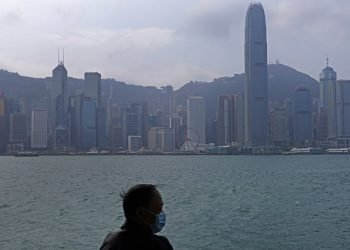 Un hombre con cubrebocas contempla el Puerto Victoria de Hong Kong, el domingo 2 de febrero de 2020. Foto: Vincent Yu / AP.