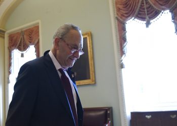 El líder de la minoría demócrata en el senado de Estados Unidos, Chuck Schumer, camina en el Capitolio, Washington, el lunes, 3 de febrero del 2020. Foto: Susan Walsh / AP.