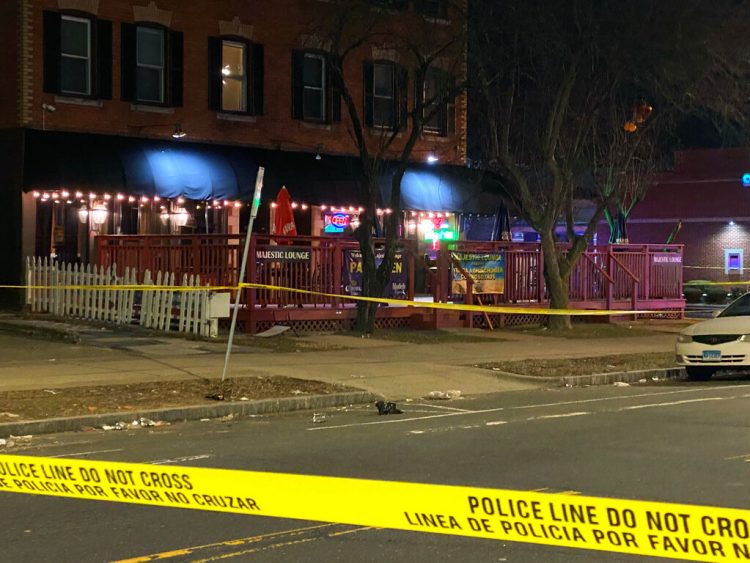 En esta foto se ve el club nocturno "Majestic Lounge", donde se produjo una balacera en . Foto: Ayah Galal, Channel 3 Eyewitness News (WFSB-TV) vía AP.