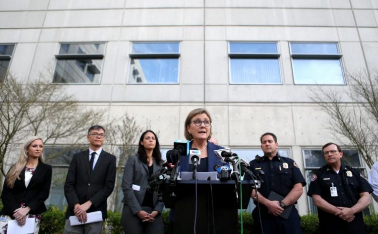 La Dra. Sara Cody, directora del Departamento de Salud Pública del Condado de Santa Clara, habla durante una conferencia de prensa en San José, California, el viernes 28 de febrero de 2020. Los funcionarios de salud del Condado de Santa Clara confirmaron un segundo caso de origen desconocido de coronavirus. Foto: Grupo de noticias Anda Chu / Bay Area/AP.