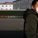 Un hombre con mascarilla junto a una fila de bicicletas de alquiler estacionadas ante una estación de metro en Beijing, el lunes 10 de febrero de 2020. (AP Foto/Andy Wong)