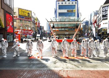 Soldados surcoreanos con vestimenta protectora rocían desinfectante para impedir la propagación del virus del COVI-19 en una calle en Dargu. Corea del Sur, jueves 27 de febrero de 2020. Foto: Lee Moo-ryul/Newsis vía AP.