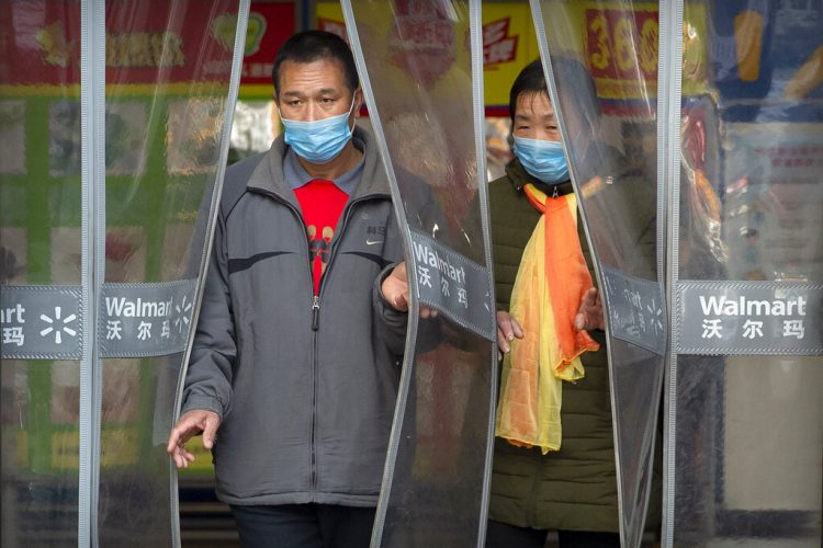 Dos personas con mascarillas salen de una tienda Walmart en Beijing, el sábado 1 de febrero de 2020. Foto: AP/Mark Sjefeelbein