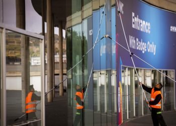 La fachada de uno de los edificios donde debe realizarse la feria de telefonía celular Congreso Móvil Mundial en Barcelona, España. Foto: Emilio Morenatti / AP.