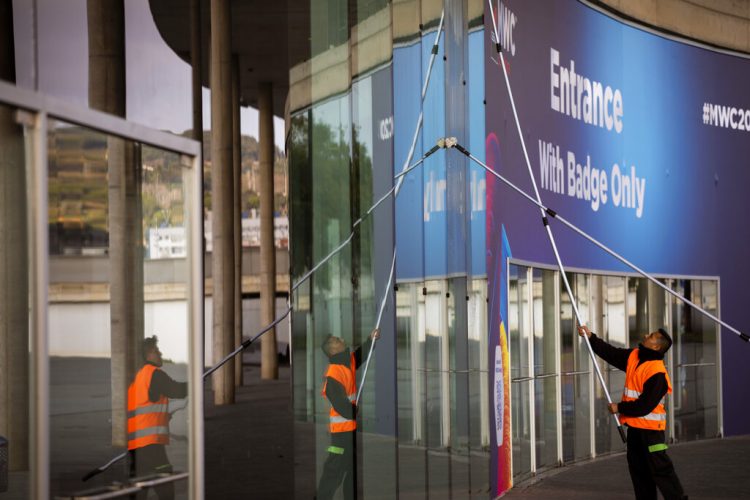 La fachada de uno de los edificios donde debe realizarse la feria de telefonía celular Congreso Móvil Mundial en Barcelona, España. Foto: Emilio Morenatti / AP.