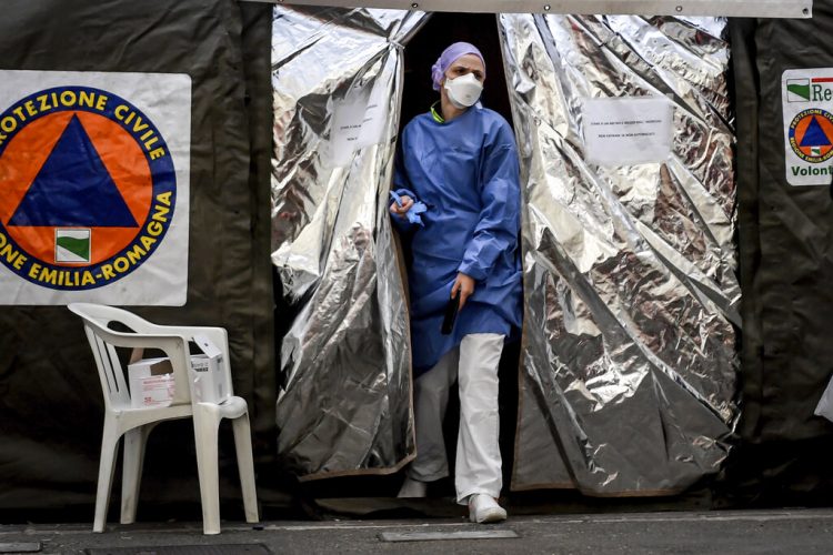 Una paramédica sale de una carpa montada por Proteccion Civil, el jueves 27 de febrero de 2020, en el hospital de Plasencia, Italia. Foto: Claudio Furlan/AP.