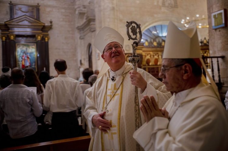 El cardenal Timothy Dolan, arzobispo de Nueva York, al centro, camina al principio de la misa que ofició junto con el arzobispo de La Habana, Juan de la Caridad García Rodríguez, en la catedral de esa ciudad, en Cuba, el lunes 10 de febrero de 2020. (AP Foto/Ramón Espinosa)