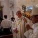 El cardenal Timothy Dolan, arzobispo de Nueva York, al centro, camina al principio de la misa que ofició junto con el arzobispo de La Habana, Juan de la Caridad García Rodríguez, en la catedral de esa ciudad, en Cuba, el lunes 10 de febrero de 2020. (AP Foto/Ramón Espinosa)