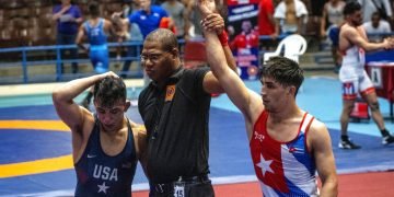 Elgidio Rodriguez, de Cuba, es declarado ganador contra Peyton Ominea, de Estados Unidos, en la categoría 67 kilogramos en las semifinales del Torneo Internacional de Luchas Granma-Cerro Pelado en La Habana el martes 11 de febrero de 2020. Foto: Ramón Espinosa / AP / Archivo.