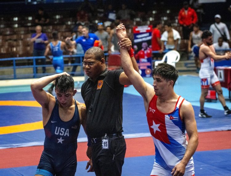 Elgidio Rodriguez, de Cuba, es declarado ganador contra Peyton Ominea, de Estados Unidos, en la categoría 67 kilogramos en las semifinales del Torneo Internacional de Luchas Granma-Cerro Pelado en La Habana el martes 11 de febrero de 2020. Foto: Ramón Espinosa / AP / Archivo.