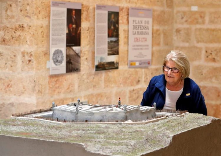 Carmen Fusté, representante del Comité Científico Internacional sobre Fortalezas y Patrimonio Militar (ICOMOS por sus siglas en inglés), mientras observa una muestra en la Fortaleza de Ataré, en La Habana (Cuba). Foto: EFE/ Ernesto Mastrascusa.