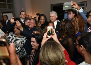 El presidente de Cuba Miguel Díaz-Canel (centro-detrás) junto a emigrados cubanos en Irlanda, durante su visita a ese país europeo en octubre de 2019. Foto: presidencia.gob.cu / Archivo.