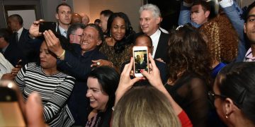 El presidente de Cuba Miguel Díaz-Canel (centro-detrás) junto a emigrados cubanos en Irlanda, durante su visita a ese país europeo en octubre de 2019. Foto: presidencia.gob.cu / Archivo.