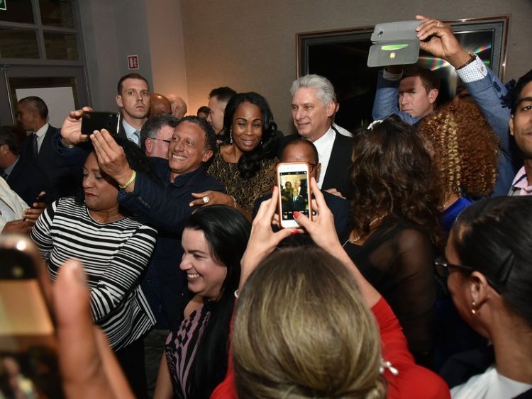 El presidente de Cuba Miguel Díaz-Canel (centro-detrás) junto a emigrados cubanos en Irlanda, durante su visita a ese país europeo en octubre de 2019. Foto: presidencia.gob.cu / Archivo.