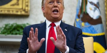 El presidente Donald Trump habla en la Oficina Oval de la Casa Blanca, Washington, 12 de febrero de 2020. Foto: Evan Vucci / AP.