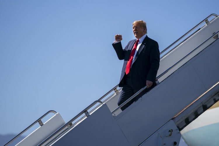 El presidente Donald Trump llega al Aeropuerto Internacional de Palm Springs, rumbo a un evento de recaudación de fondos en Rancho Mirage, California, el miércoles 19 de febrero de 2020. Foto: Evan Vucci/AP.