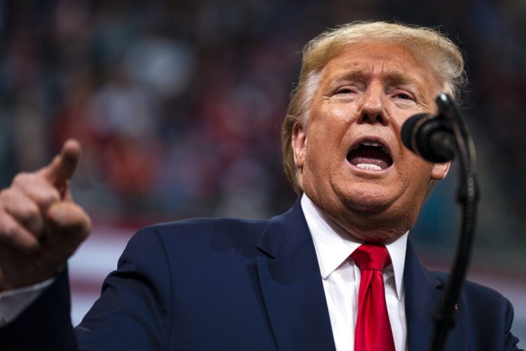 Trump defiende el derecho a portar armas en la esperanza de captar votos de los aficionados a las armas en las elecciones de fin de año. Foto: AP/Evan Vucci.