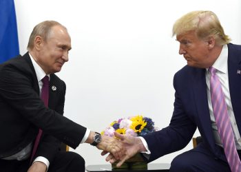 El presidente estadounidense Donald Trump estrecha la mano del presidente ruso Vladimir Putin durante una reunión bilateral al margen de la cumbre G-20 en Osaka, Japón, en junio de 2019. Foto: Susan Walsh / AP / Archivo.