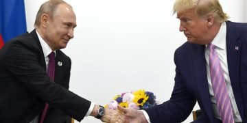 El presidente estadounidense Donald Trump estrecha la mano del presidente ruso Vladimir Putin durante una reunión bilateral al margen de la cumbre G-20 en Osaka, Japón, en junio de 2019. Foto: Susan Walsh / AP / Archivo.