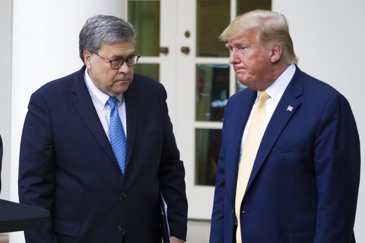 El secretario de Justicia William Barr y el presidente Donald Trump después de una conferencia de prensa en la Casa Blanca. Foto: Alex Brandon/AP. Archivo)