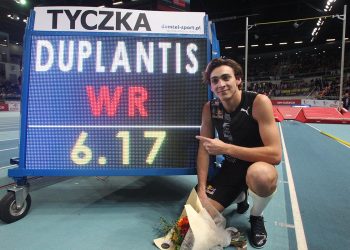 El joven sueco Armand Duplantis posa junto al nuevo récord mundial de salto con pértiga, de 6.17 m, que impuso en Torun, Polonia, el 8 de febrero de 2020. Foto: @WorldAthletics / Twitter.