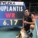 El joven sueco Armand Duplantis posa junto al nuevo récord mundial de salto con pértiga, de 6.17 m, que impuso en Torun, Polonia, el 8 de febrero de 2020. Foto: @WorldAthletics / Twitter.