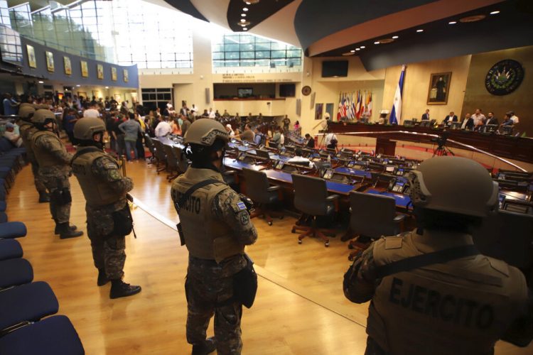 Elementos armados de las fuerzas especiales salvadoreñas que seguían órdenes del presidente Nayib Bukele entran al Congreso tras la llegada de legisladores en San Salvador, El Salvador, el domingo 9 de febrero de 2020. (AP Foto/Salvador Melendez)