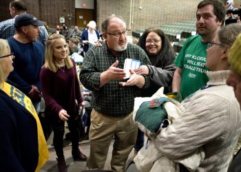 Partidarios de Andrew Yang discuten con los de Amy Klobuchar en los caucus demócratas en Sioux City, Iowa, 3 de febrero de 2020. Foto: Tim Hynds/Sioux City Journal vía AP.