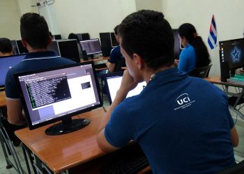 Estudiantes en un aula de la Universidad de Ciencias Informáticas (UCI), en La Habana, Cuba. Foto: @universidad_uci/Twitter