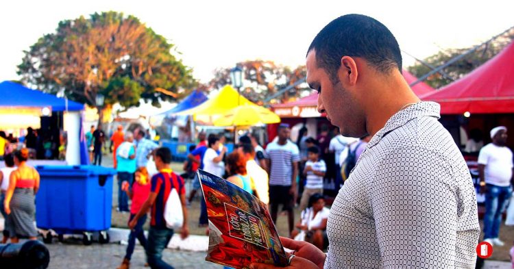 Lector de la Feria. Foto: Habana Radio.