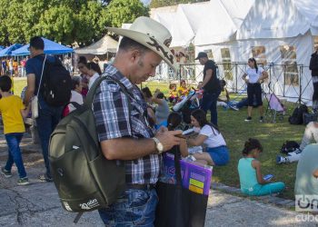 Personas en la fortaleza de San Carlos de La Cabaña, durante la Feria Internacional del Libro de La Habana 2020 . Foto: Otmaro Rodríguez.