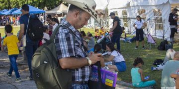 Personas en la fortaleza de San Carlos de La Cabaña, durante la Feria Internacional del Libro de La Habana 2020 . Foto: Otmaro Rodríguez.