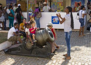 Personas en la fortaleza de San Carlos de La Cabaña, durante la Feria Internacional del Libro de La Habana 2020 . Foto: Otmaro Rodríguez.