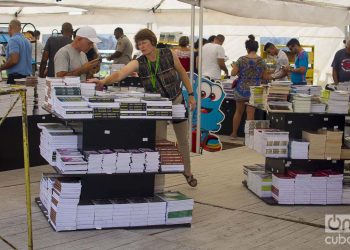 Personas en la gran librería de la fortaleza de San Carlos de La Cabaña, durante la Feria Internacional del Libro de La Habana 2020 . Foto: Otmaro Rodríguez.