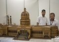 El artesano artista Alfredo Gómez (d), junto a un humidor de su autoría, réplica en madera del Capitolio de La Habana. Foto: Otmaro Rodríguez.