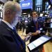 Los corredores James Riley, a la izquierda, y Thomas Donato observan monitores en la Bolsa de Valores de Nueva York, el martes 28 de enero de 2020. Foto: AP/Richard Drew