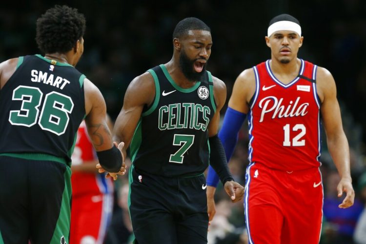 Jaylen Brown (7) de los Celtics de Boston celebra con Marcus Smart (36) tras anotar frente a Tobias Harris de los 76ers de Filadelfia, el sábado 1 de febrero de 2020. Foto: AP/Michael Dwyer.