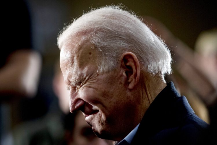 El ex vicepresidente y ahora aspirante a la candidatura presidencial demócrata Joe Biden en un evento de campaña en Waterloo, Iowa el 1 de febrero del 2020. Foto: Andrew Harnik / AP.