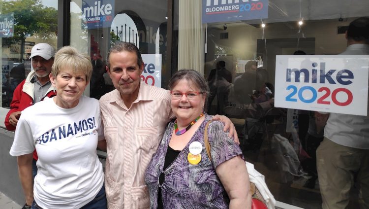 El exalcalde de Miami, Manny Díaz, se toma una fotografía con unas simpatizantes durante la inauguración de la "primera" oficina de campaña presidencial del demócrata Michael Bloomberg, en el barrio de la pequeña Habana en Miami, Florida, el 8 de febrero de 2020. Foto: Alberto Domingo / EFE.