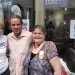 El exalcalde de Miami, Manny Díaz, se toma una fotografía con unas simpatizantes durante la inauguración de la "primera" oficina de campaña presidencial del demócrata Michael Bloomberg, en el barrio de la pequeña Habana en Miami, Florida, el 8 de febrero de 2020. Foto: Alberto Domingo / EFE.