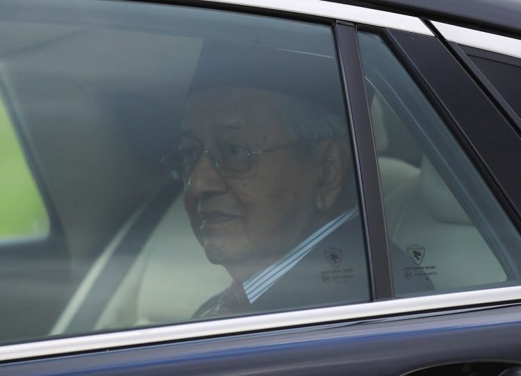 El primer ministro de Malasia, Mahathir Mohamad, abandona el Palacio Nacional, en Kuala Lumpur, Malasia, el 24 de febrero de 2020. Foto: Fazry Ismail7EFE.