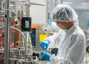 Un trabajador de la farmacéutica tailandesa Siam Bioscience. Foto: bangkokpost.com