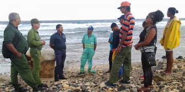 Integrantes de un destacamento Mirando al mar y militares cubanos, que trabajan de conjunto en la detección de recalos de drogas en las costas cubanas. Foto: lacalle.cu / Archivo.