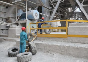 La empresa Cementos Cienfuegos S.A. quema de neumáticos fuera de uso para utilizarlos como combustible. Foto: Julio Martínez Molina / Granma.