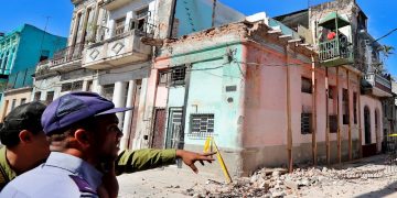 Tres niñas de 11 y 12 años murieron al desprenderse el balcón de un edificio en La Habana Vieja. Foto: Ernesto Mastrascusa/EFE.