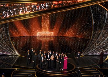 El elenco y equipo de "Parasite" recibe el Oscar a la mejor película. (AP Foto/Chris Pizzello)