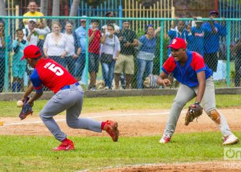 Los equipos de béisbol de Bayamo (Granma) y de 10 de Octubre (La Habana), discuten el título del campeonato de pequeñas ligas de baseball. Foto: Otmaro Rodríguez