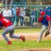 Los equipos de béisbol de Bayamo (Granma) y de 10 de Octubre (La Habana), discuten el título del campeonato de pequeñas ligas de baseball. Foto: Otmaro Rodríguez