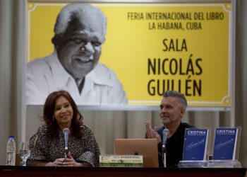 La ex mandataria y actual vicepresidenta de Argentina, Cristina Fernández de Kirchner (I), junto al periodista Marcelo Figueras durante la presentación en La Habana de su libro "Sinceramente", el 8 de febrero de 2020. Foto: @CFKArgentina / Twitter.