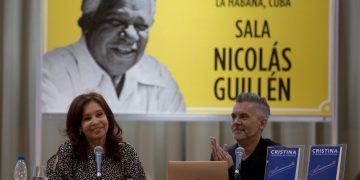 La ex mandataria y actual vicepresidenta de Argentina, Cristina Fernández de Kirchner (I), junto al periodista Marcelo Figueras durante la presentación en La Habana de su libro "Sinceramente", el 8 de febrero de 2020. Foto: @CFKArgentina / Twitter.